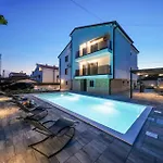 Cozy In With Heated Swimming Pool Appartement Zadar
