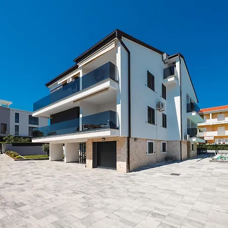 Cozy In With Heated Swimming Pool Appartement Zadar