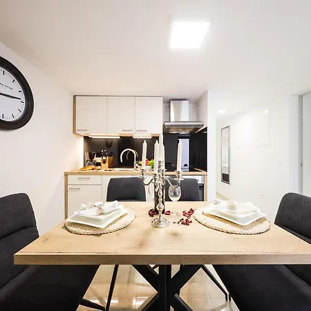 Awesome In With Kitchen Apartment *